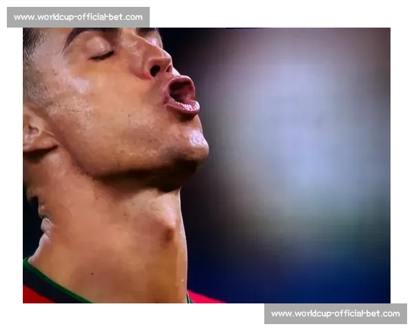 C罗的进球集锦回顾：盘带过人技惊四座，经典瞬间永不褪色！